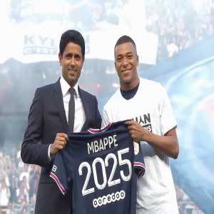 [Romano] Kylian Mbappé: “I’m really happy to continue the adventure here at Paris Saint-Germain. To stay in Paris, my city”. “I hope that I will continue to do what I prefer to with you all… and win titles together! Thanks a lot”.