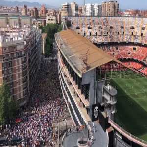 [Superdeporte] Demonstration against MERITON during Valencia - Celta match. Contrasts between Mestalla Stadium and the stadium's surroundings