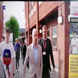 [Chris Hammer] Erik Ten Hag and his security guy not impressed with Sky Sports' Gary Cotterill welcoming him to the Premier League. "Don't push me, you're on television. It doesn't look good being handled by security, Manchester United are a big club Erik!"