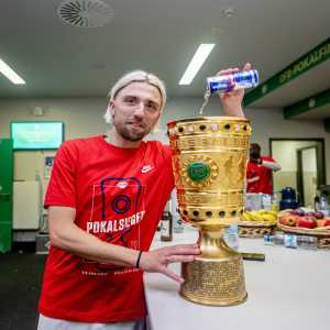 [RB Leipzig] Kevin Kampl pours Red Bull into DFB-Pokal trophy