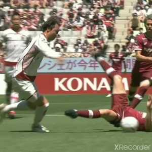 Andres Iniesta (Vissel Kobe) amazing hand tackle vs Consadole Sapporo