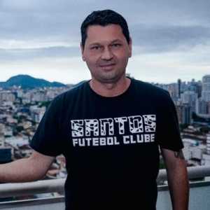 [Fabiano Farah]I have just received information that the former defender of @SantosFC Alex, one of the "Twin Towers" of 2002, is hospitalized in SP after suffering a heart attack. The condition requires care. He is 39 years old!
