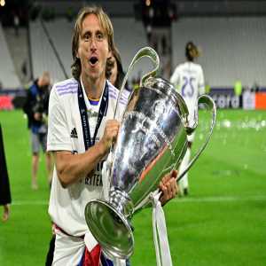 [Fabrizio Romano] Before announcing Tchouaméni, Real Madrid will confirm the new contract until June 2023 for Luka Modrić: it’s scheduled for tomorrow at Bernabéu, Florentino Perez will be there too. New deal was signed after UCL Final. Negotiations were ‘more than fast’.