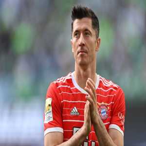 [Fabrizio Romano] Robert Lewandowski deal. Bayern director Salihamidzic: “Our position is clear: Robert has a contract until the summer of 2023”, tells Bild. “New bid from Barcelona? I'm not thinking about that. I'm expecting to see Robert in training at Säbener Straße on July 12”.