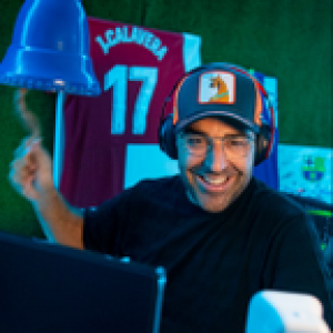 [Gerard Romero] Barca are still very much alive in the operation for Raphinha! Deco's arrival at the Barcelona offices could change the operation. Deco and Raphinha wants to go to Barcelona. Deco is trying to stop the Leeds - Chelsea negotiation so Raphinha can go to Barcelona!