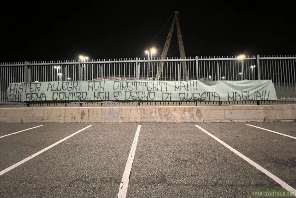 Banner outside Juventus Stadium: "Mister Allegri do not resign! Those who fight against you are not worthy of this shirt"