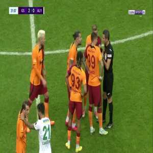 Sacha Boey (Galatasaray) straight red card against Alanyaspor 32'