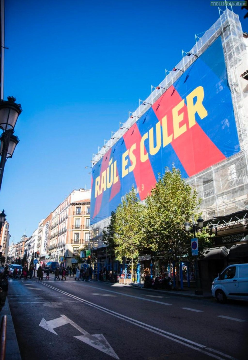 Barcelona opened a store in Madrid today, less than 50 meters from the official Real Madrid store. The banner “Raúl is culer.”