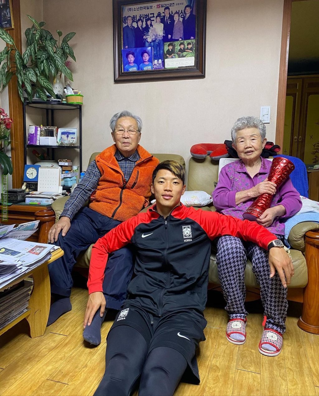 Hwang Hee-Chan with his World Cup MOTM Trophy and his Grandparents