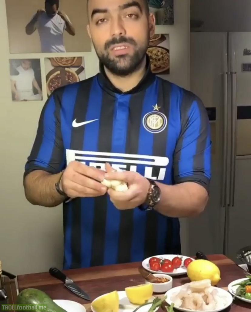 Navab Ebrahimi, iranian chef, food influencer and Inter fan, was arrested today for making a joke on his instagram. Here he is in an early video, proudly wearing his Inter shirt. Source (and details) in original post.
