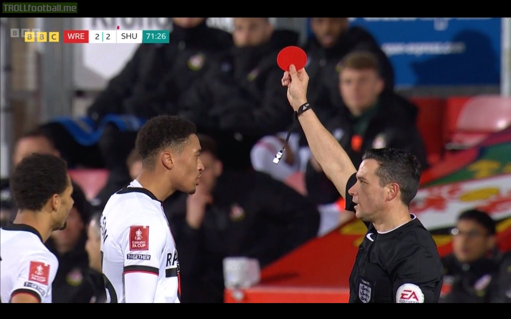 Referee issues a red circle in the FA Cup