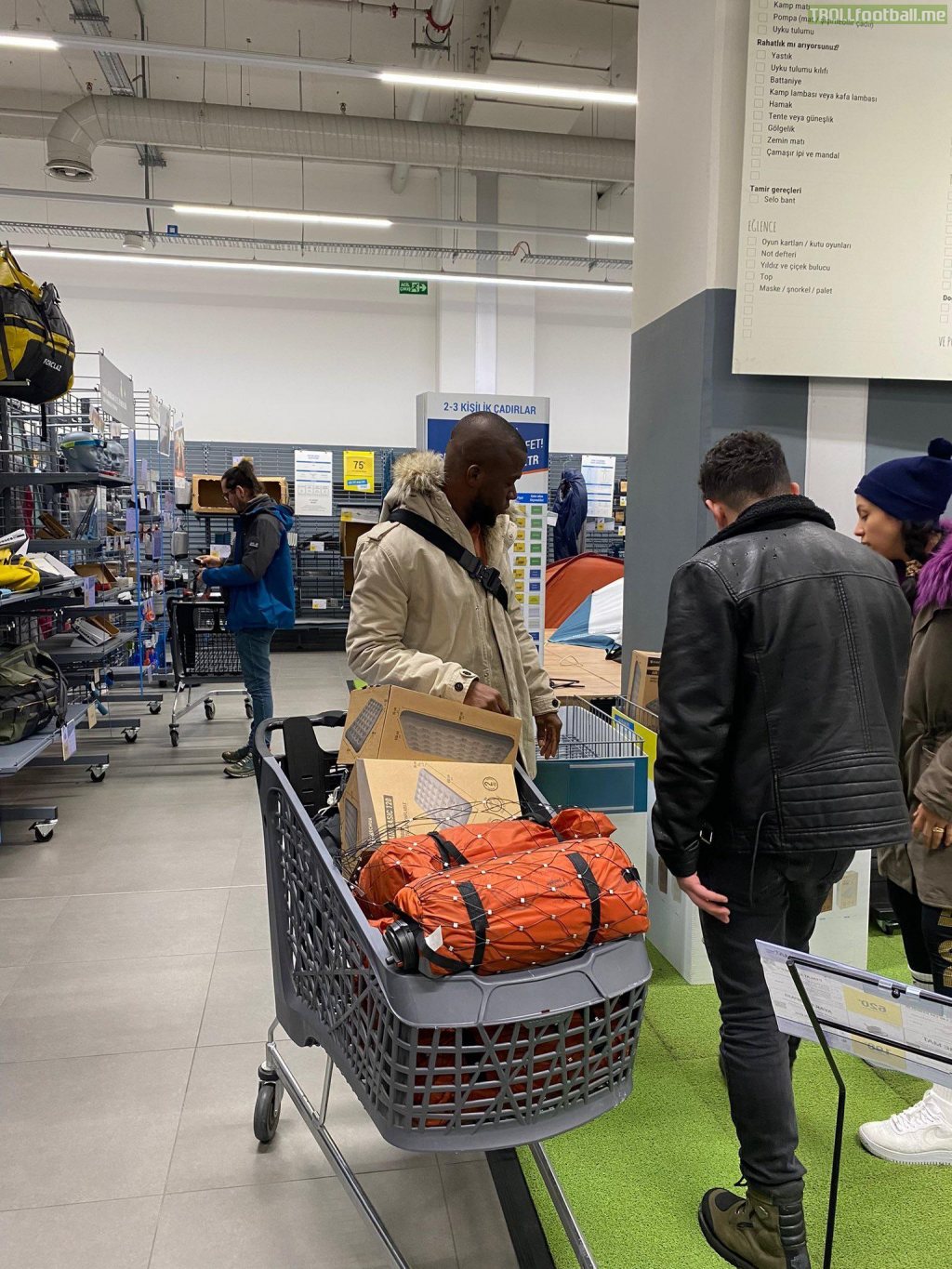 Enner Valencia (Fenerbahçe and Ecuador striker) was spotted buying relief supplies to help earthquake victims in Turkey.
