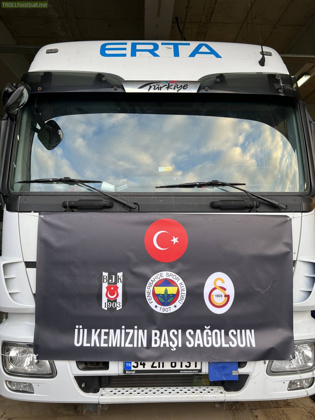 Beşiktaş, Fenerbahçe and Galatasaray sent 3 trucks of supplies with three clubs logo's side by side to the region that hit by the earthquake