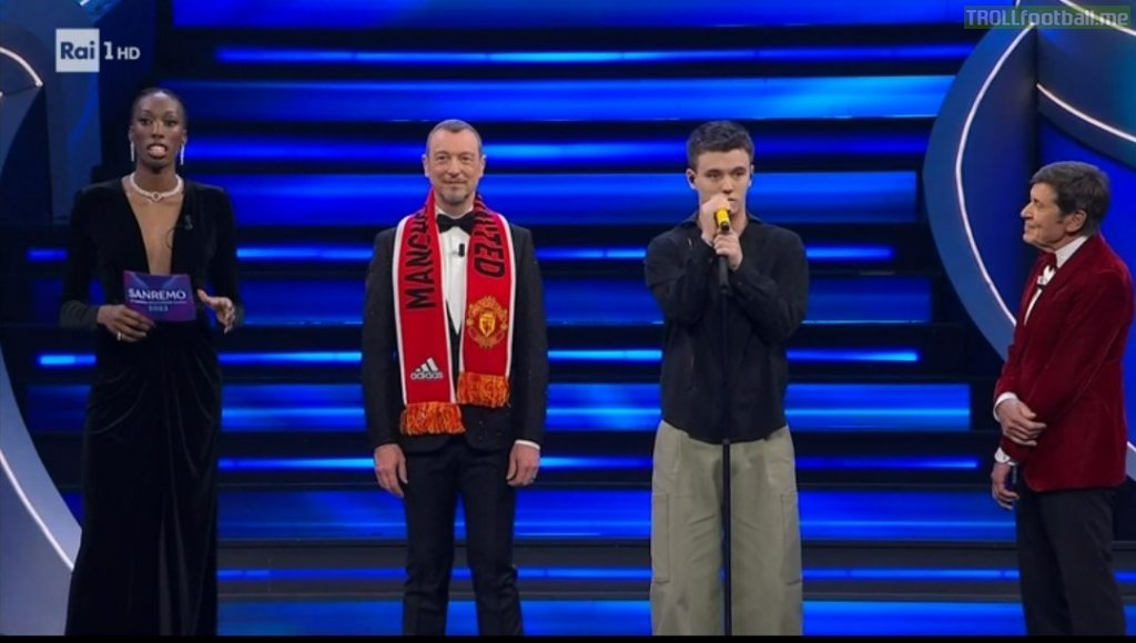 Will, a singer competing at Sanremo (italian Song Festival), gave a Manchester United scarf to the festival's presenter, Amadeus