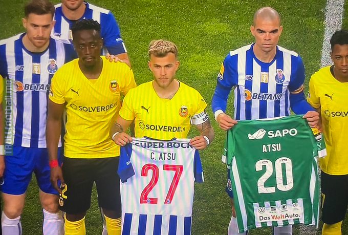 FC Porto and Rio Ave pay homage to former player Christian Atsu before kick off.