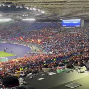 Atmosphere before yesterday's Champions League game between AS Roma Femminile and FC Barcelona. The game broke the Italian attendance record at a women's game with 39.454 spectators at the Stadio Olimpico (source in comments)