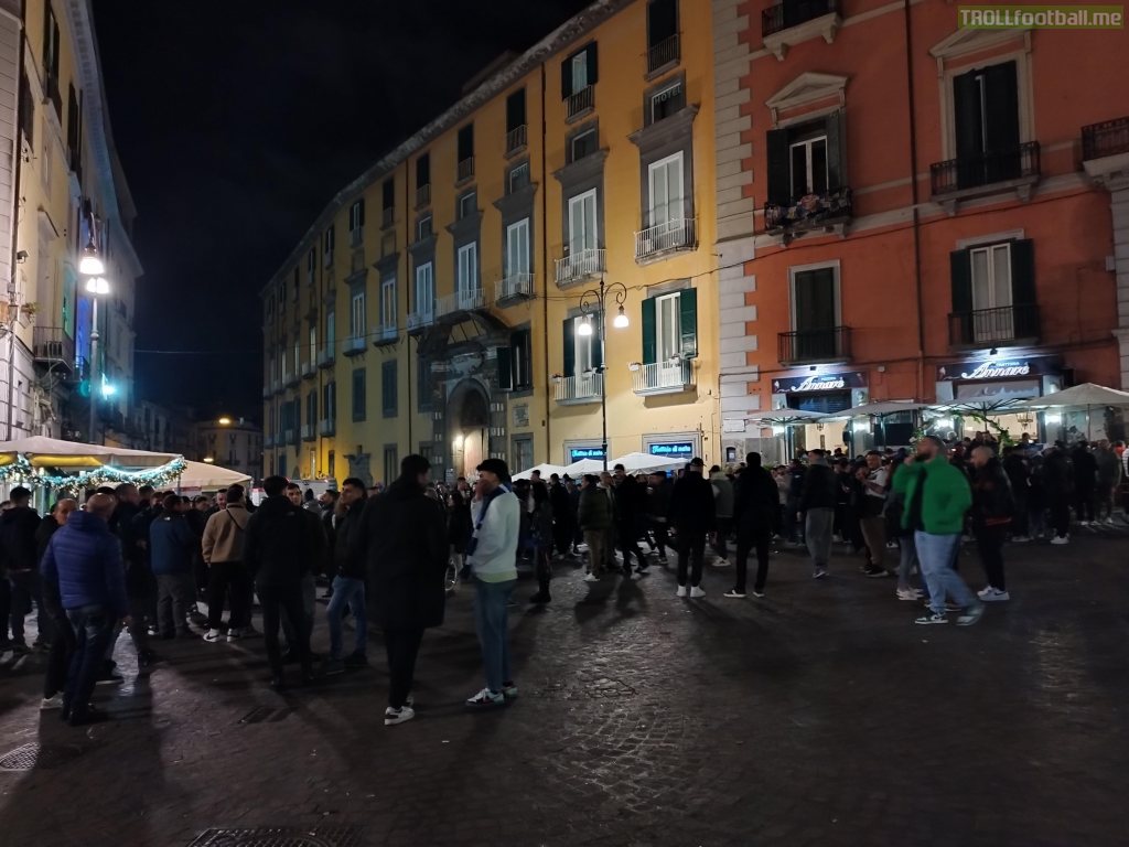 Napoli ultras gathered together to help the restaurants damaged from Frankfurt-Atalanta hooliganism