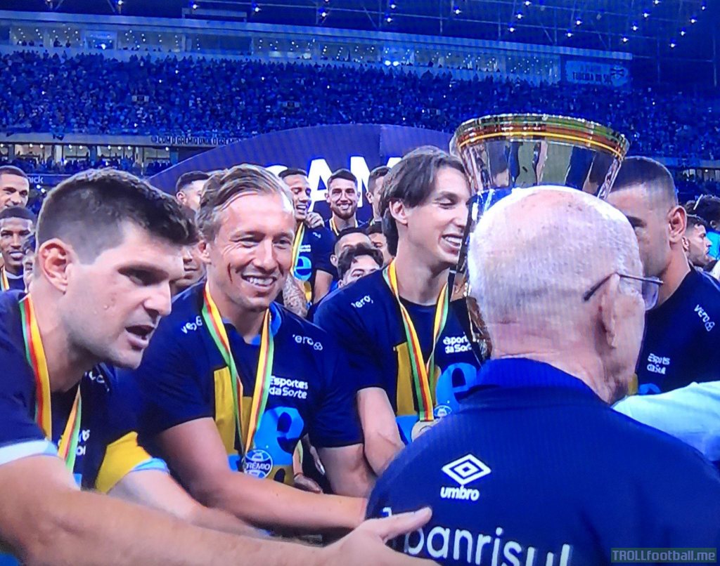 [Grêmio] - Lucas Leiva lifts his last trophy as a player, before retirement due to a heart condition.