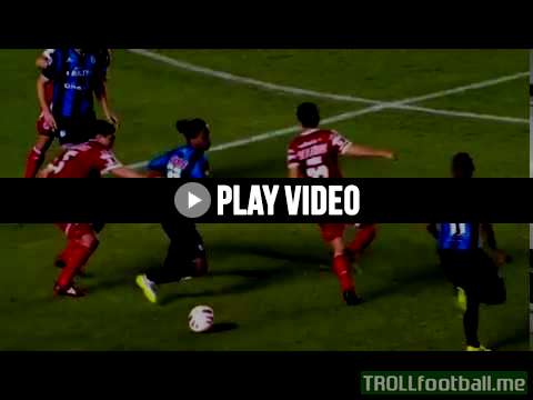 Ronaldinho Humiliates a Player With a Backheel Nutmeg & No Look Pass